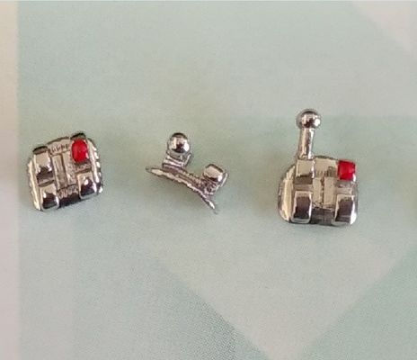 La durée de conservation des supports métalliques standard pour une correction orthodontique efficace est de 3 ans
